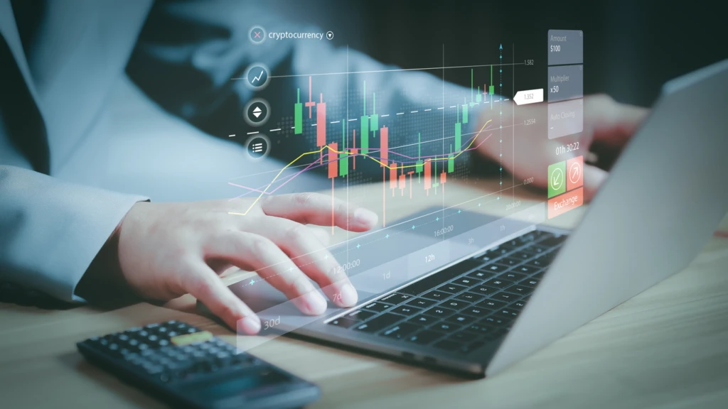 Pessoa analisando gráfico de criptomoedas em laptop com indicadores financeiros e tendência de alta, representando investimentos em criptomoedas.