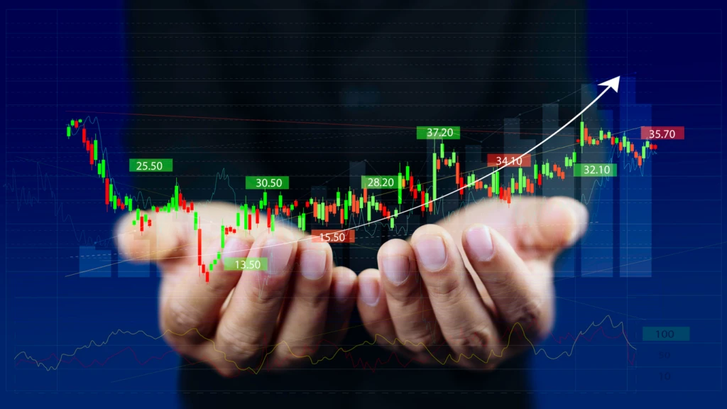 Imagem de uma mão segurando um gráfico de ações com linhas de tendência e números, ilustrando crescimento no mercado financeiro.