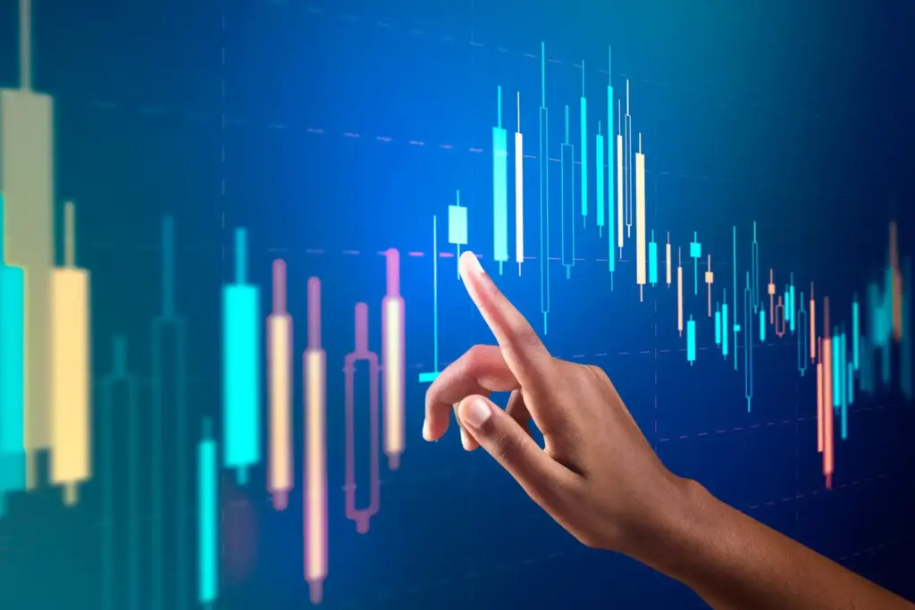 Pessoa interagindo com gráficos de análise financeira e tendência de mercado em uma tela digital com destaque para velas de candle e linhas de tendência.