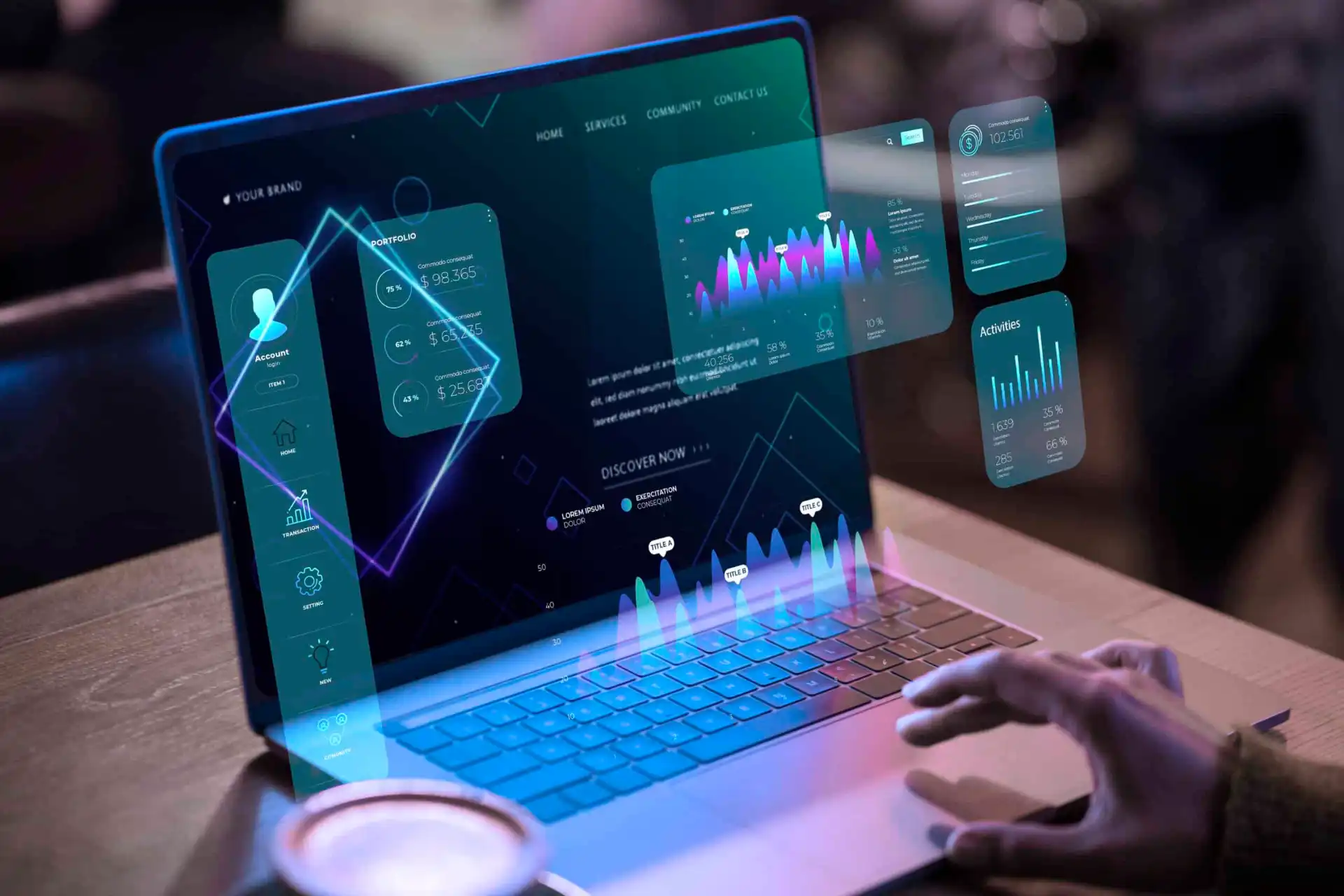 Pessoa usando um laptop com telas de interface gráfica de análise de dados, gráficos e estatísticas digitais flutuando na frente do dispositivo, em ambiente de trabalho moderno.
