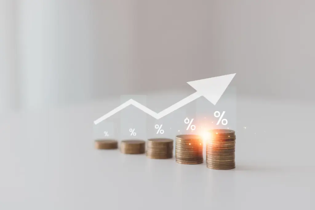 Pilha de moedas com efeito de aumento e setas ascendentes sobrepostos, com ícones de porcentagem ao fundo, representando crescimento e promoções em um cenário de finanças