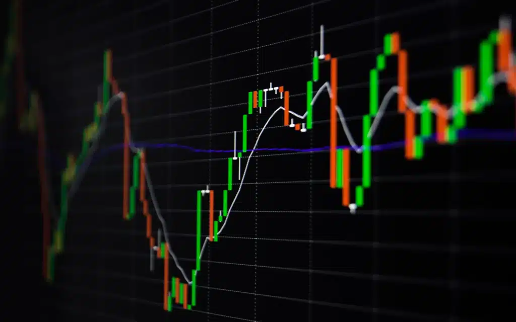 Gráfico de análise de mercado financeiro com candles, linhas de tendência e indicadores de alta e baixa, visualizando movimentos do mercado de ações.