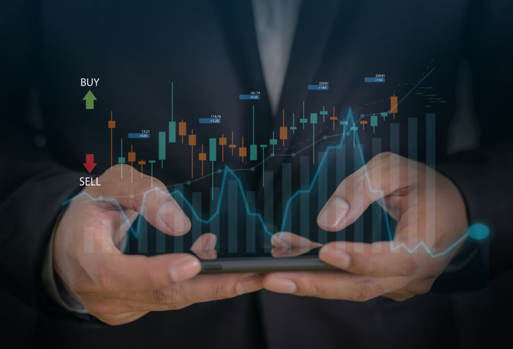 Análise de mercado financeiro com gráficos de ações, indicando momentos de compra e venda, usando smartphone, conceito de investimentos e negociações.