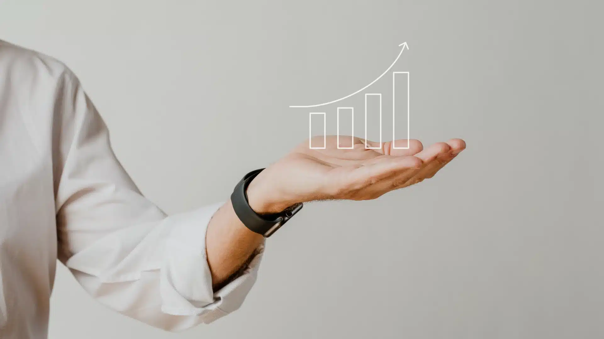 Pessoa segurando a mão com uma ilustração de gráfico de crescimento de negócios e progresso financeiro acima dela, simbolizando sucesso empresarial e análise de crescimento.