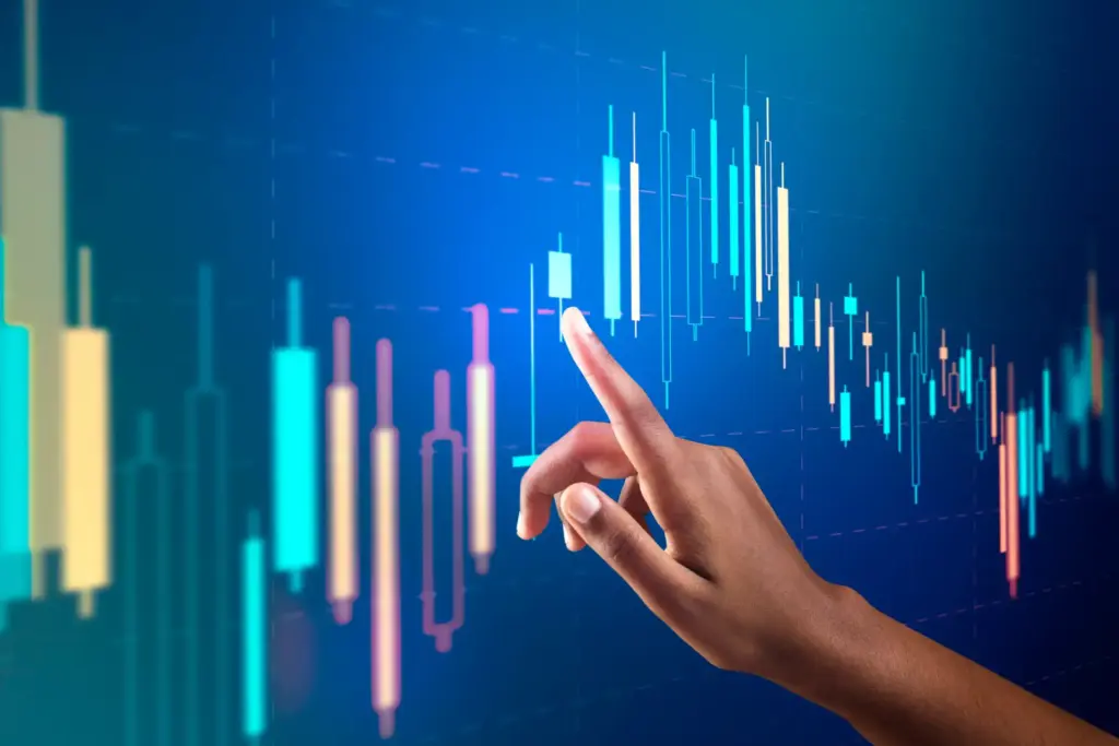 Mão de pessoa apontando para gráfico de análise de mercado financeiro com barras coloridas e linhas de tendência em fundo digital