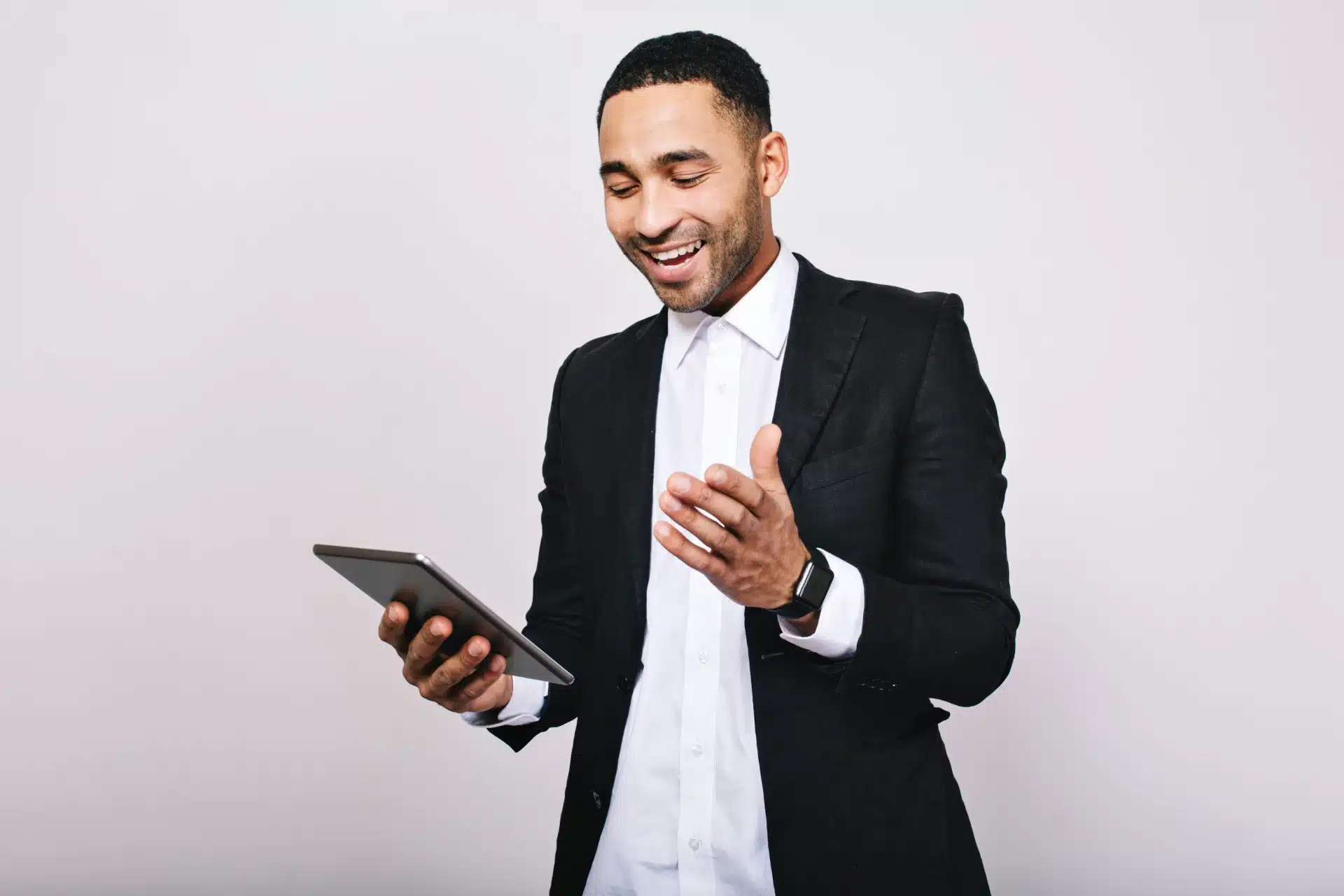 Homem de terno preto e camisa branca usando smartphone e sorrindo, conceito de sucesso, comunicação digital, negócios modernos.